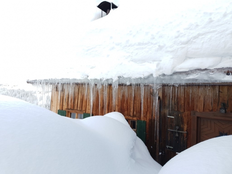 Schneemassen vorm Dangl-Heisl